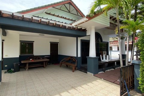 Chalet de 3 dormitorios en Pattaya, Tailandia № 101363 - foto 2