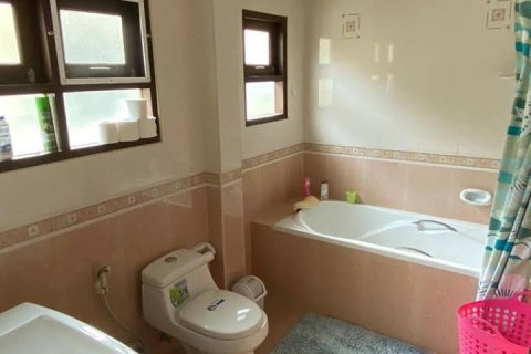 Chalet de 3 dormitorios en Pattaya, Tailandia № 101363 - foto 14