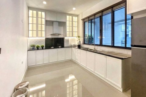 Casa de 6 dormitorios en Saphan Sung, Bangkok, Tailandia № 126688 - foto 7