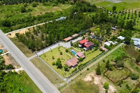 Chalet de 5 dormitorios en Hua Hin, Tailandia № 132443 - foto 8