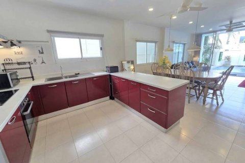 Chalet de 4 dormitorios en Kathu, Tailandia № 124389 - foto 10