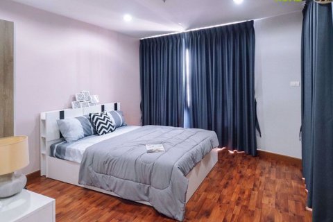 Condominio de 2 dormitorios en Bang Kapi, Bangkok, Tailandia № 76667 - foto 6