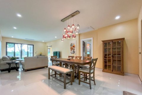 Casa de 4 dormitorios en Pattaya, Tailandia № 132974 - foto 5