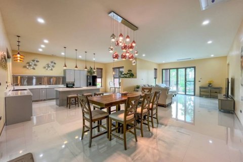Casa de 4 dormitorios en Pattaya, Tailandia № 132974 - foto 4