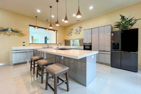 Casa de 4 dormitorios en Pattaya, Tailandia № 132974 - foto 7