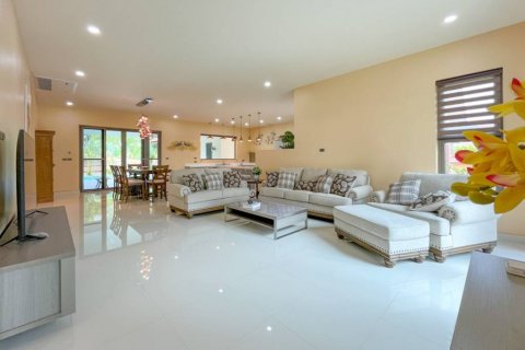 Casa de 4 dormitorios en Pattaya, Tailandia № 132974 - foto 2