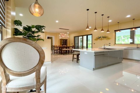 Casa de 4 dormitorios en Pattaya, Tailandia № 132974 - foto 6