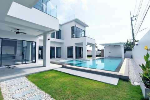 Casa de 4 dormitorios en Pattaya, Tailandia № 104828 - foto 3