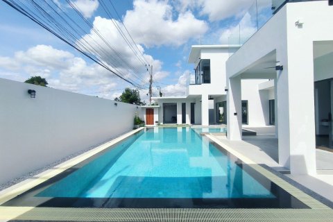 Casa de 4 dormitorios en Pattaya, Tailandia № 104828 - foto 4