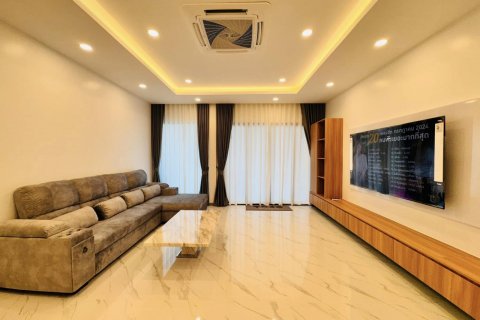 Casa de 4 dormitorios en Pattaya, Tailandia № 119495 - foto 8