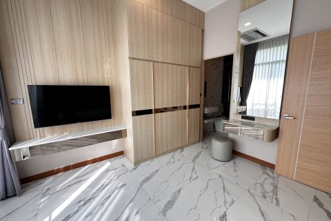 Chalet de 4 dormitorios en Pattaya, Tailandia № 123317 - foto 17