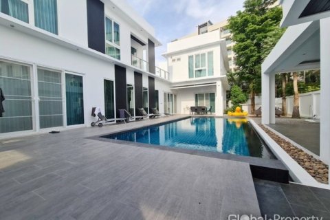 Casa de 5 dormitorios en Pattaya, Tailandia № 100752 - foto 30