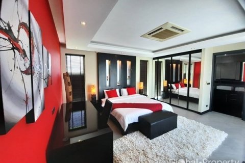 Casa de 5 dormitorios en Pattaya, Tailandia № 100752 - foto 12