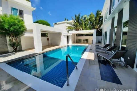 House in Pattaya, Thailand 5 bedrooms № 100752