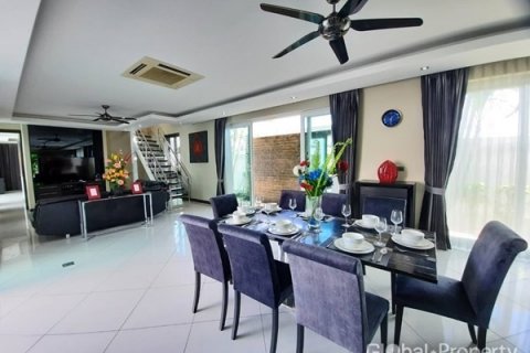 Casa de 5 dormitorios en Pattaya, Tailandia № 100752 - foto 3