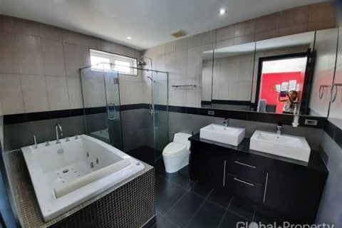 Casa de 5 dormitorios en Pattaya, Tailandia № 100752 - foto 15