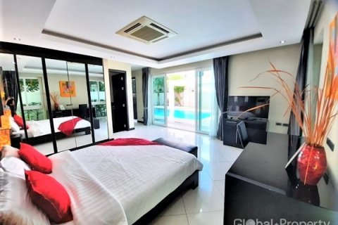 Casa de 5 dormitorios en Pattaya, Tailandia № 100752 - foto 23