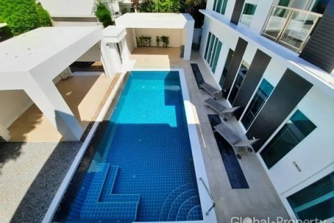 Casa de 5 dormitorios en Pattaya, Tailandia № 100752 - foto 16