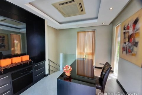 Casa de 5 dormitorios en Pattaya, Tailandia № 100752 - foto 10
