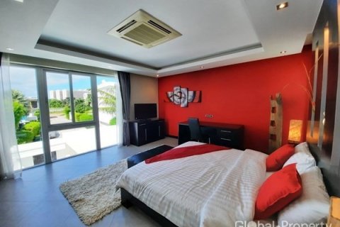 Casa de 5 dormitorios en Pattaya, Tailandia № 100752 - foto 13