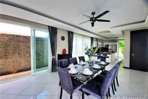 Casa de 5 dormitorios en Pattaya, Tailandia № 100752 - foto 4