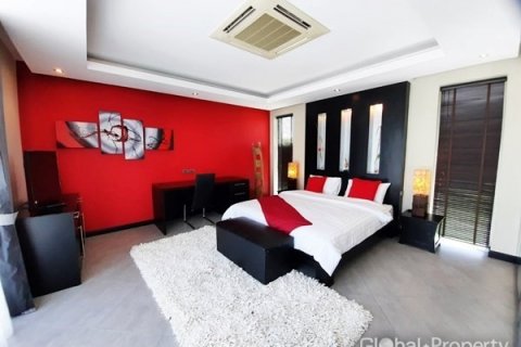 Casa de 5 dormitorios en Pattaya, Tailandia № 100752 - foto 11