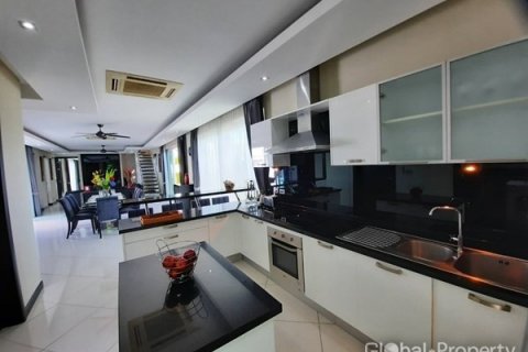 Casa de 5 dormitorios en Pattaya, Tailandia № 100752 - foto 7