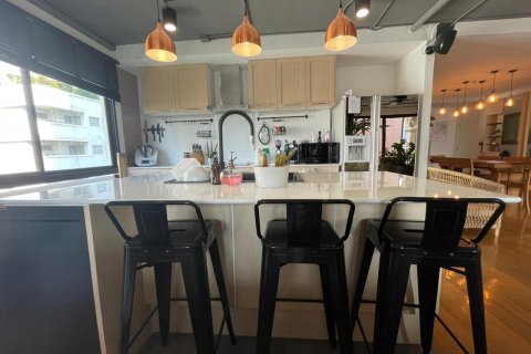 Condo in Watthana, Bangkok, Thailand, 3 bedrooms  № 123650 - photo 19