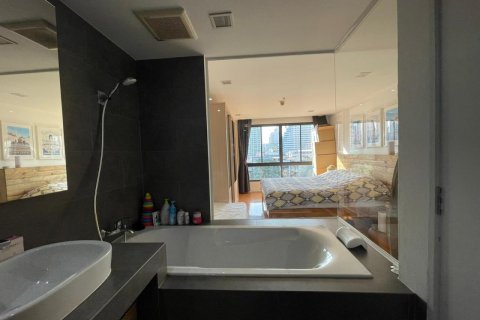 Condo in Watthana, Bangkok, Thailand, 3 bedrooms  № 123650 - photo 29