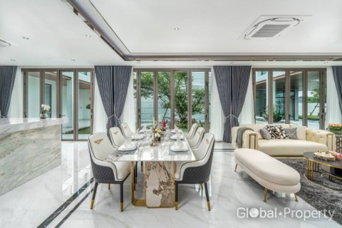 Casa de 6 dormitorios en Pattaya, Tailandia № 132348 - foto 8