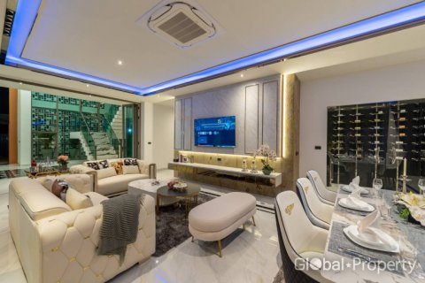 Casa de 6 dormitorios en Pattaya, Tailandia № 132348 - foto 4