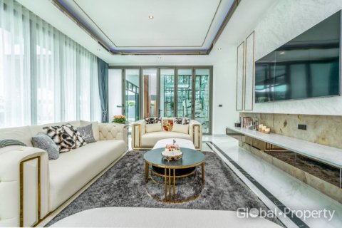 Casa de 6 dormitorios en Pattaya, Tailandia № 132348 - foto 7
