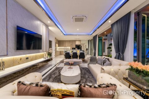 Casa de 6 dormitorios en Pattaya, Tailandia № 132348 - foto 3