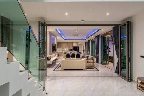 Casa de 6 dormitorios en Pattaya, Tailandia № 132348 - foto 15