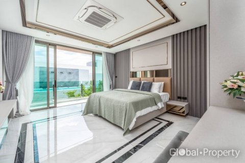 Casa de 6 dormitorios en Pattaya, Tailandia № 132348 - foto 12