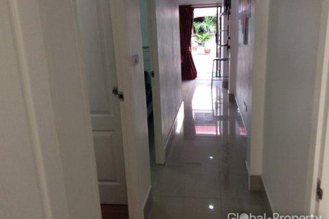Casa de 5 dormitorios en Pattaya, Tailandia № 132368 - foto 16