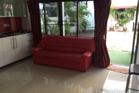 Casa de 5 dormitorios en Pattaya, Tailandia № 132368 - foto 8