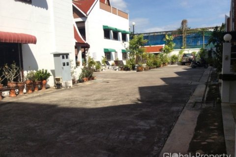 Casa de 5 dormitorios en Pattaya, Tailandia № 132368 - foto 12