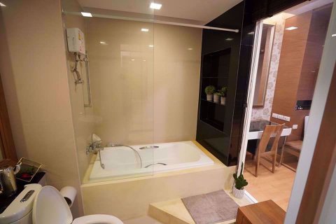 Condominio de 2 dormitorios en Khlong Toei, Bangkok, Tailandia № 77226 - foto 9