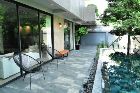 Casa de 4 dormitorios en Phra Khanong, Bangkok, Tailandia № 143606 - foto 3