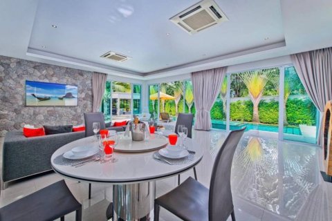 Chalet de 3 dormitorios en Pattaya, Tailandia № 119439 - foto 6