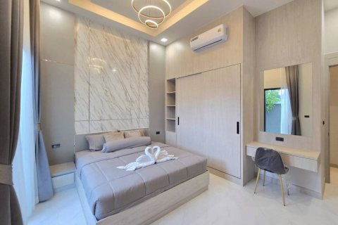 Chalet de 4 dormitorios en Pattaya, Tailandia № 124449 - foto 9