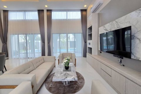 Chalet de 4 dormitorios en Pattaya, Tailandia № 124449 - foto 3