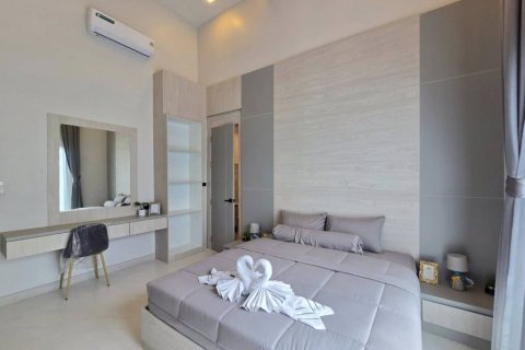 Chalet de 4 dormitorios en Pattaya, Tailandia № 124449 - foto 10