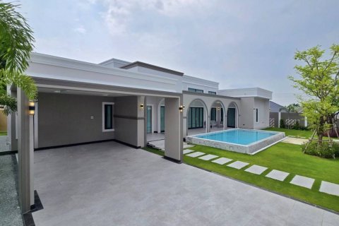 Chalet de 4 dormitorios en Pattaya, Tailandia № 124449