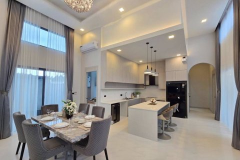 Chalet de 4 dormitorios en Pattaya, Tailandia № 124449 - foto 4