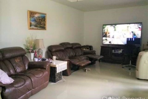Casa de 3 dormitorios en Pattaya, Tailandia № 81931 - foto 3