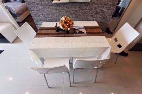 Condominio de 1 dormitorio en Huai Khwang, Bangkok, Tailandia № 76769 - foto 11