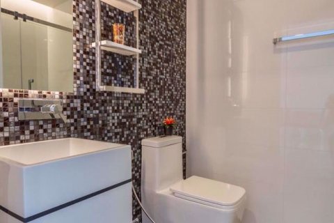 Condominio de 2 dormitorios en Khlong Toei, Bangkok, Tailandia № 76771 - foto 13