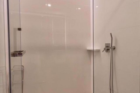 Condominio de 2 dormitorios en Khlong Toei, Bangkok, Tailandia № 76771 - foto 15